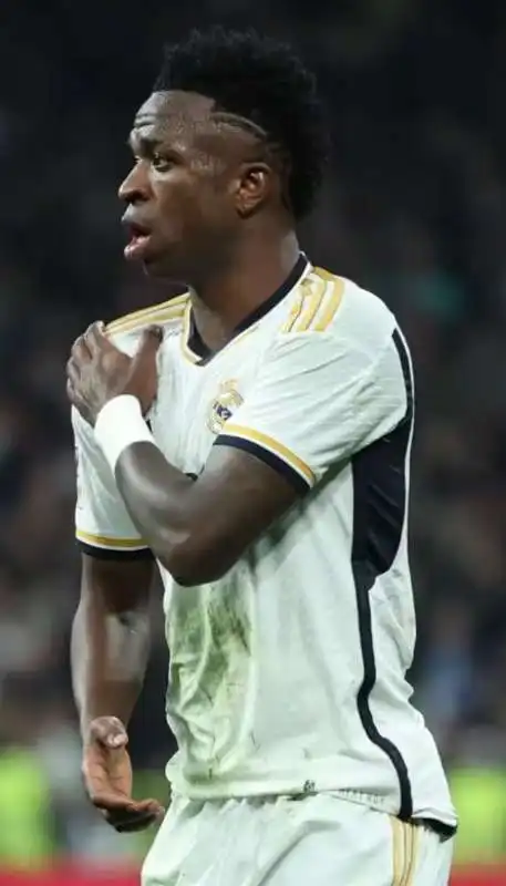 vinicius junior segna con il braccio durante real madrid almeria 1