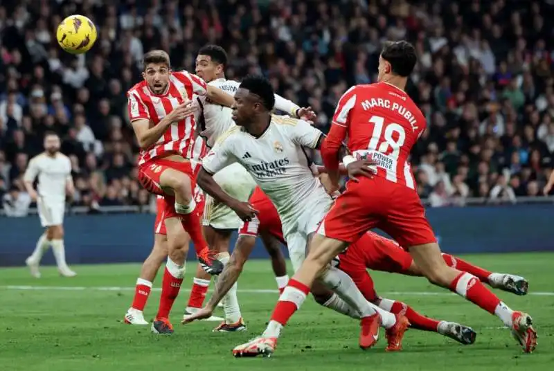 vinicius junior segna con il braccio durante real madrid almeria 2