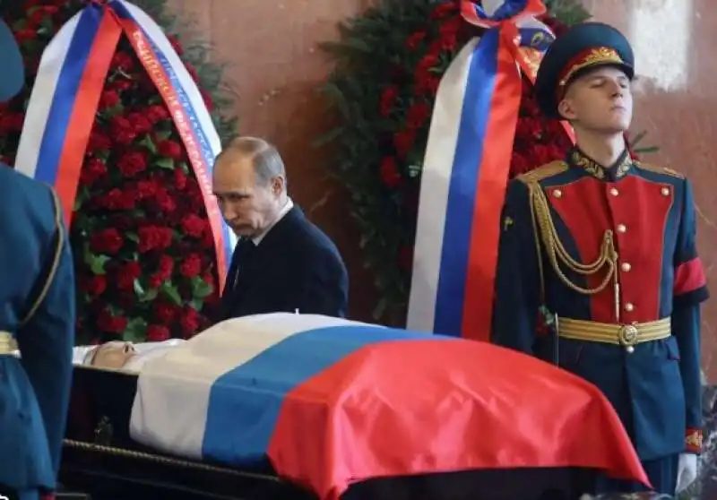 vladimir putin al funerale di michail kalashnikov 1