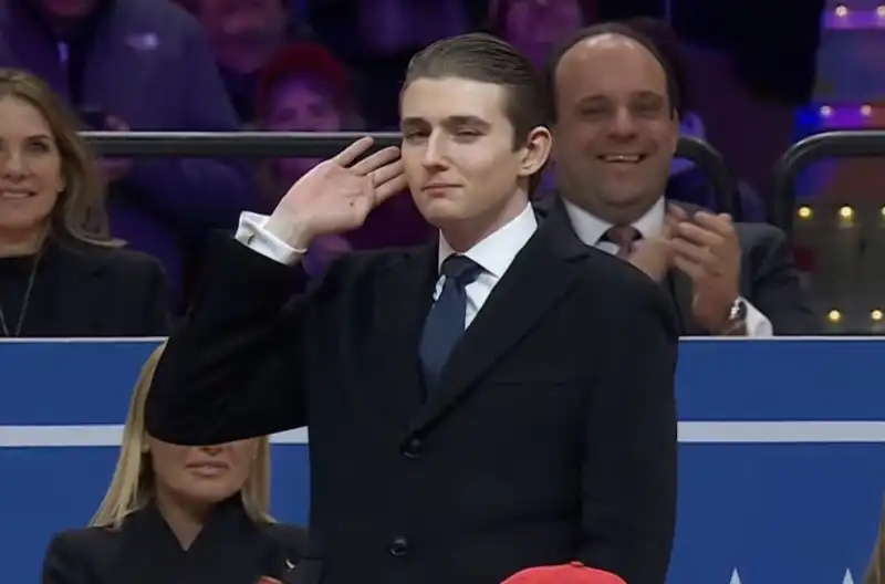 BARRON TRUMP RICEVE L APPLAUSO DEI SOSTENITORI DEL PADRE ALLA CAPITOL ONE ARENA DI WASHINGTON