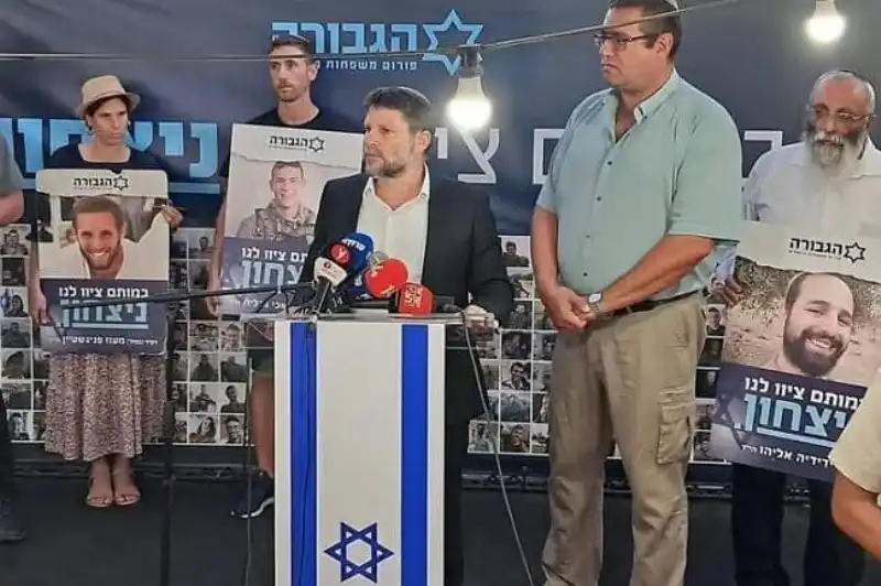 bezalel smotrich con i parenti degli ostaggi del tikva forum