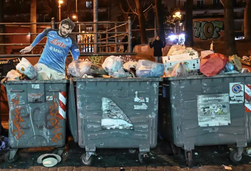 cartonato di Kvara nella spazzatura a Napoli