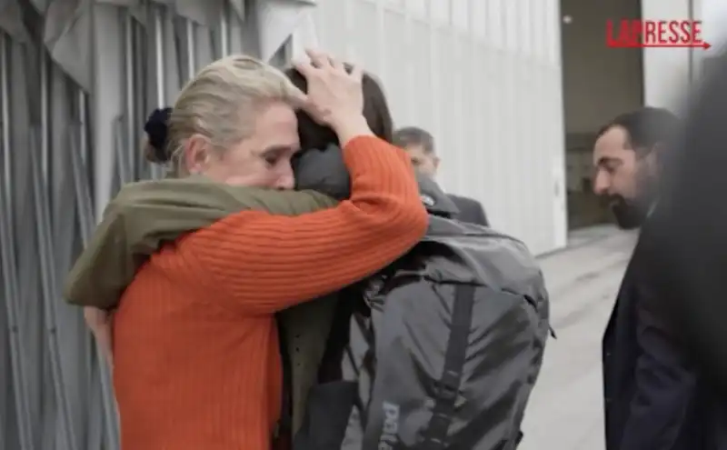 cecilia sala abbraccia i genitori all aeroporto di ciampino  3