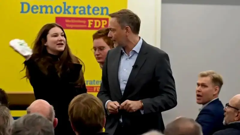 christian lindner colpito da una torta in faccia