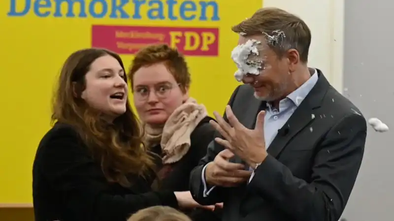 christian lindner colpito da una torta in faccia