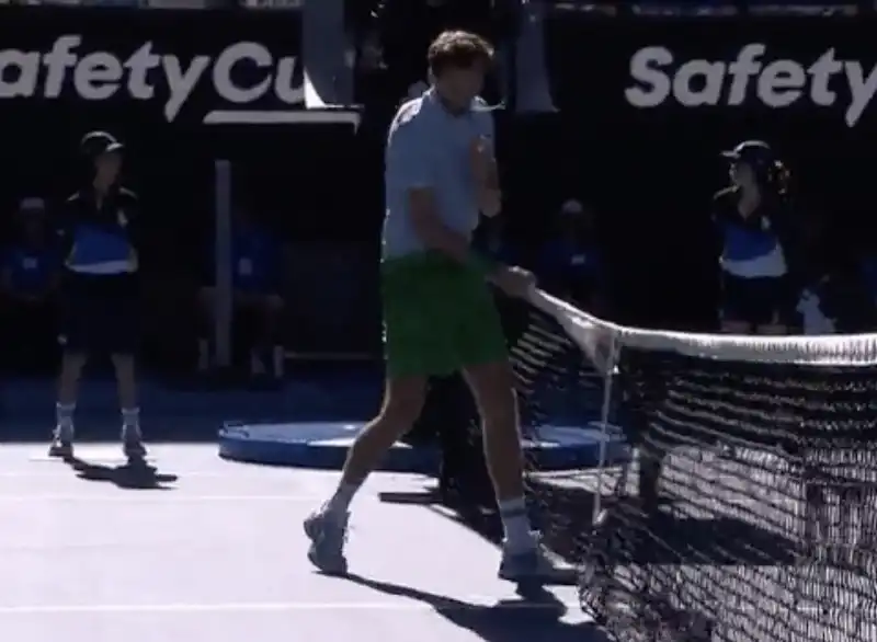 daniil medvedev  distrugge una telecamera agli australian open  3