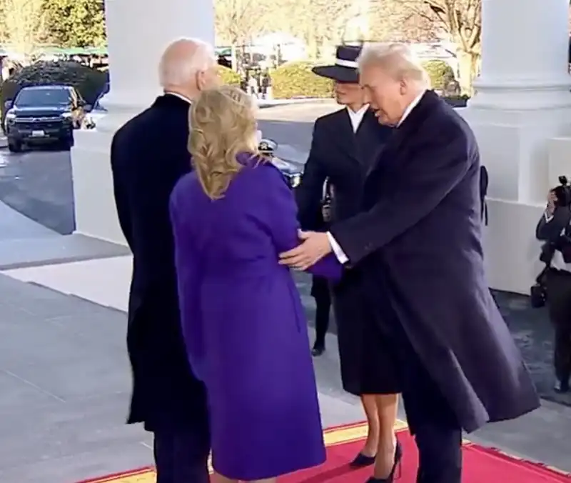 donald e melania trump accolti da joe e jill biden alla casa bianca   inauguration day    5