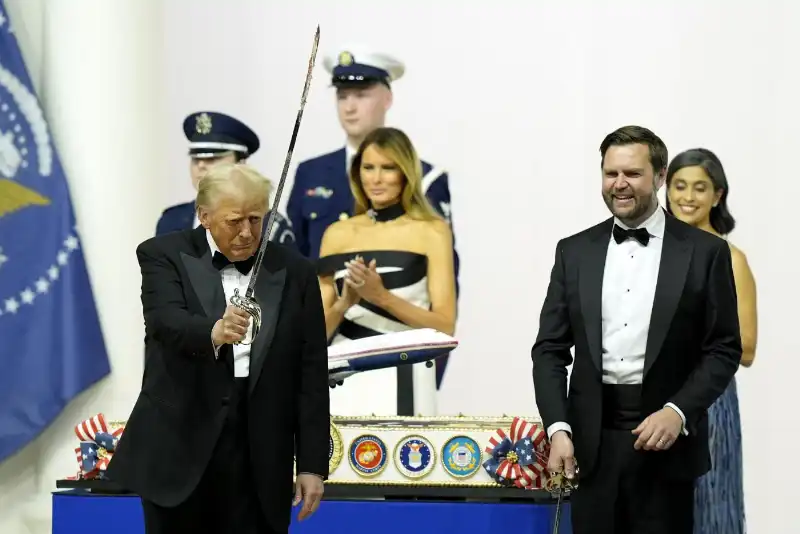 donald trump con la spada al ballo inaugurale del suo secondo mandato - foto lapresse