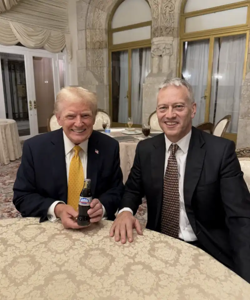 donald trump e James Quincey - diet coke edizione speciale per l insediamento del 20 gennaio 2025

