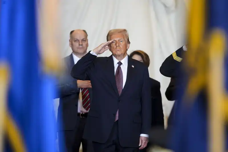 donald trump entra alla rotonda del campidoglio per il giouramento   foto lapresse   