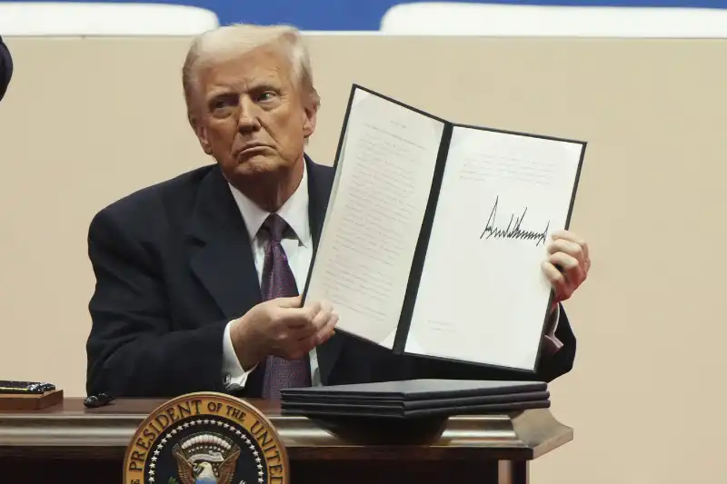 donald trump firma i primi ordini esecutivi alla capitol one arena di washington    foto lapresse   61