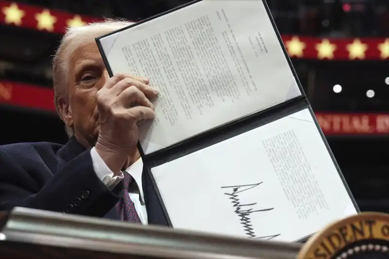 donald trump firma i primi ordini esecutivi alla capitol one arena di washington    foto lapresse   622