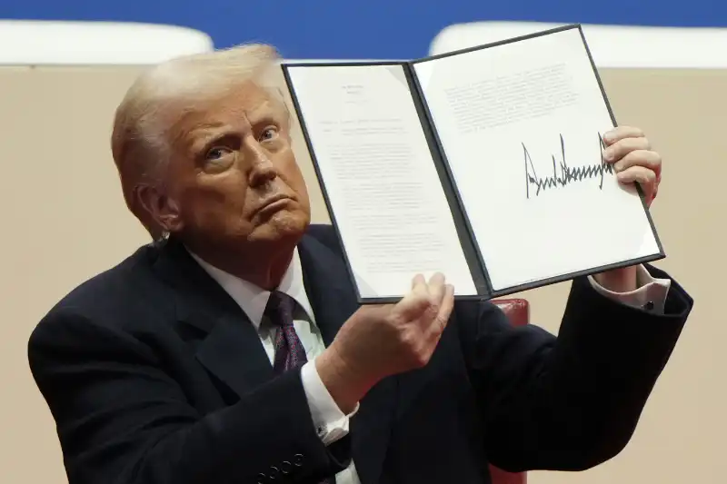 donald trump firma i primi ordini esecutivi alla capitol one arena di washington    foto lapresse   618