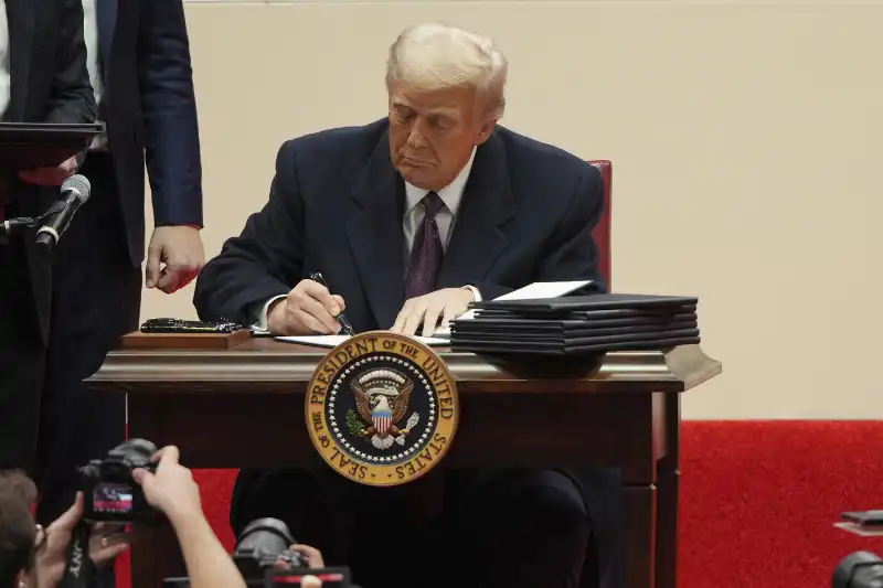 donald trump firma i primi ordini esecutivi alla capitol one arena di washington    foto lapresse   616