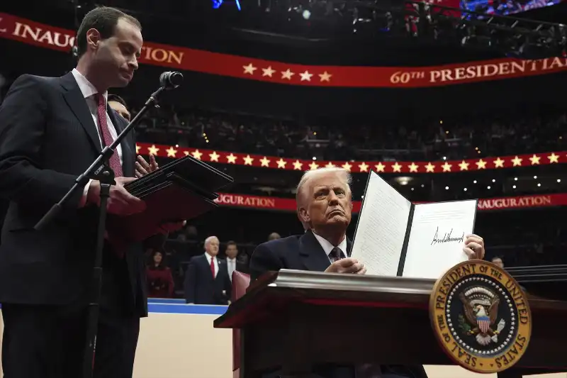 donald trump firma i primi ordini esecutivi alla capitol one arena di washington    foto lapresse   615