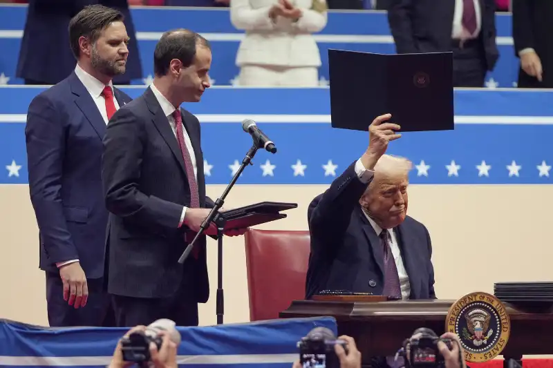 donald trump firma i primi ordini esecutivi alla capitol one arena di washington    foto lapresse   612