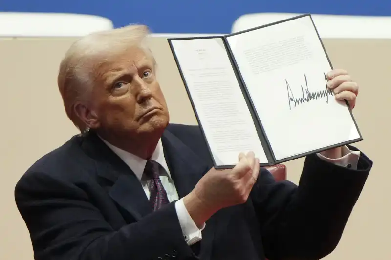 donald trump firma i primi ordini esecutivi alla capitol one arena di washington    foto lapresse   69