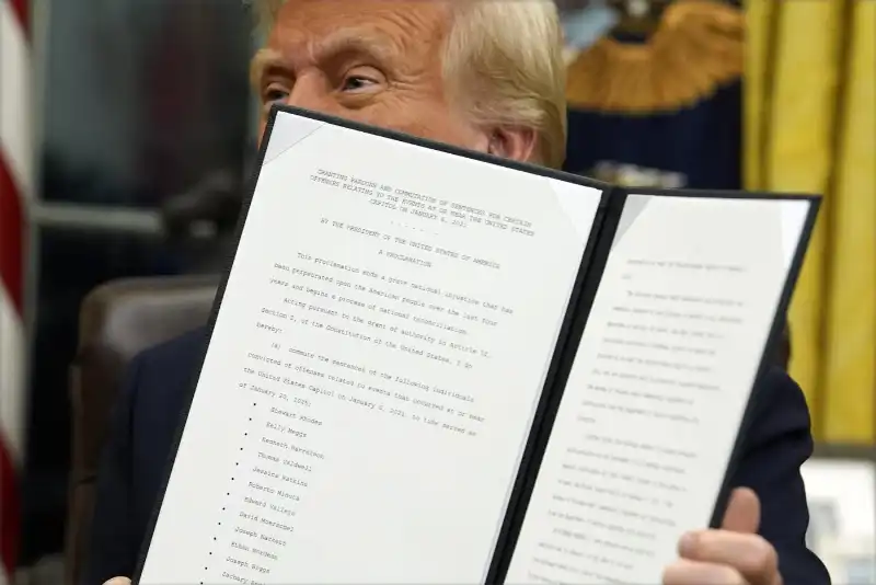 donald trump firma i primi ordini esecutivi alla casa bianca   foto lapresse   8