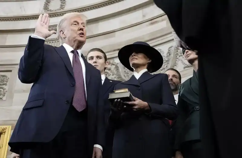 DONALD TRUMP GIURA MA NON METTE LA MANO NELLA BIBBIA 