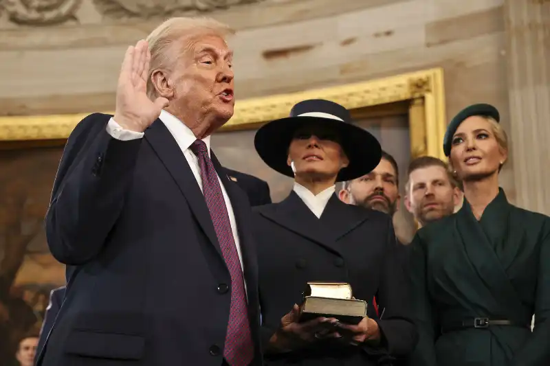 donald trump giura ma non mette la mano nella bibbia   foto lapresse   