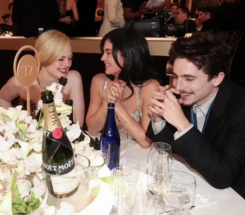 elle fanning kylie jenner e timothee chalamet   golden globe 2025 