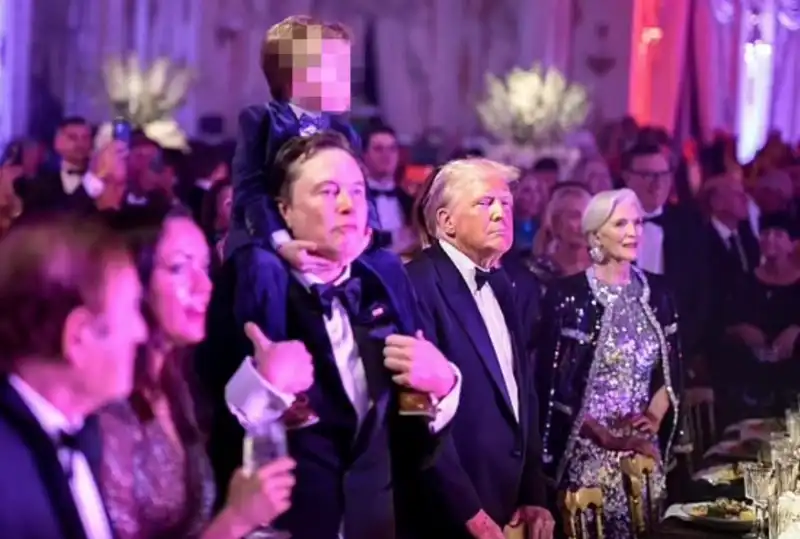 elon musk con il figlio e donald trump al capodanno a mar a lago