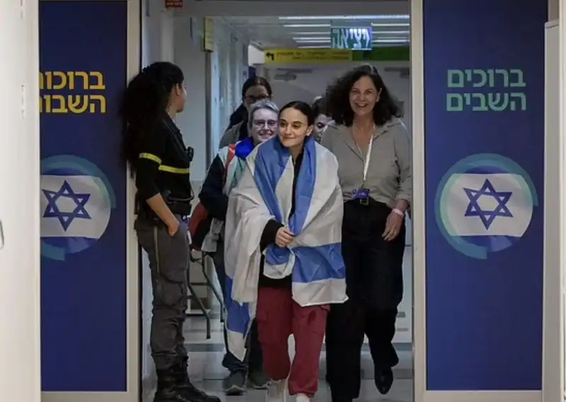 emily damari arriva allo sheba medical center di israele