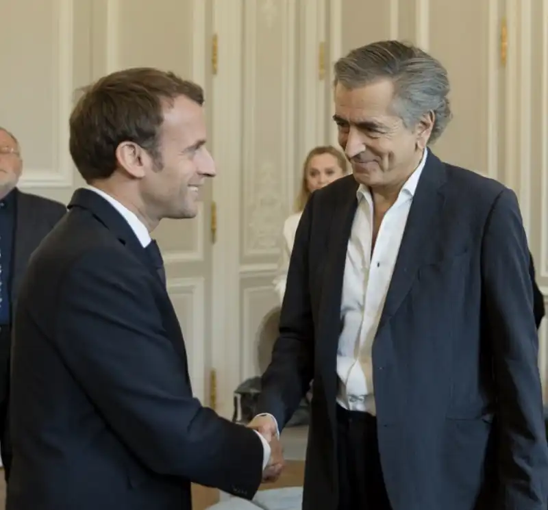 EMMANUEL MACRON E BERNARD HENRI LEVY 