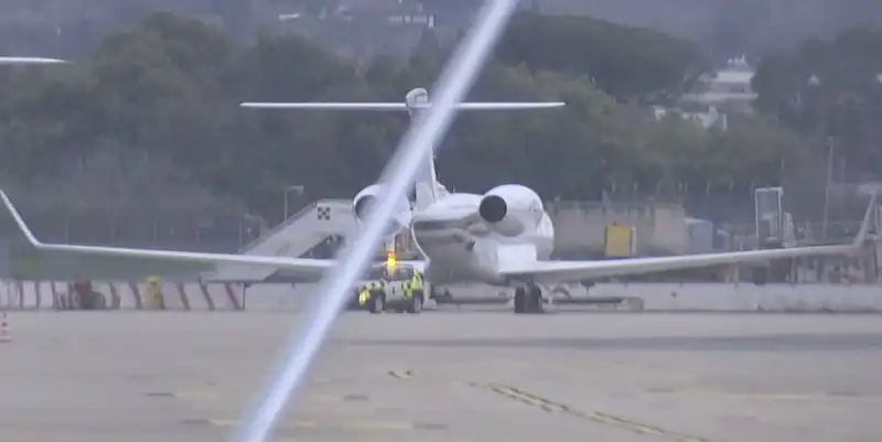 Falcon 900 atterrato a ciampino - a bordo cecilia sala