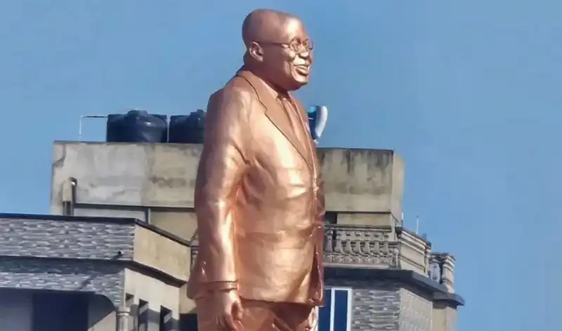 ghana   distrutta la statua dell'ex presidente nana akufo addo  