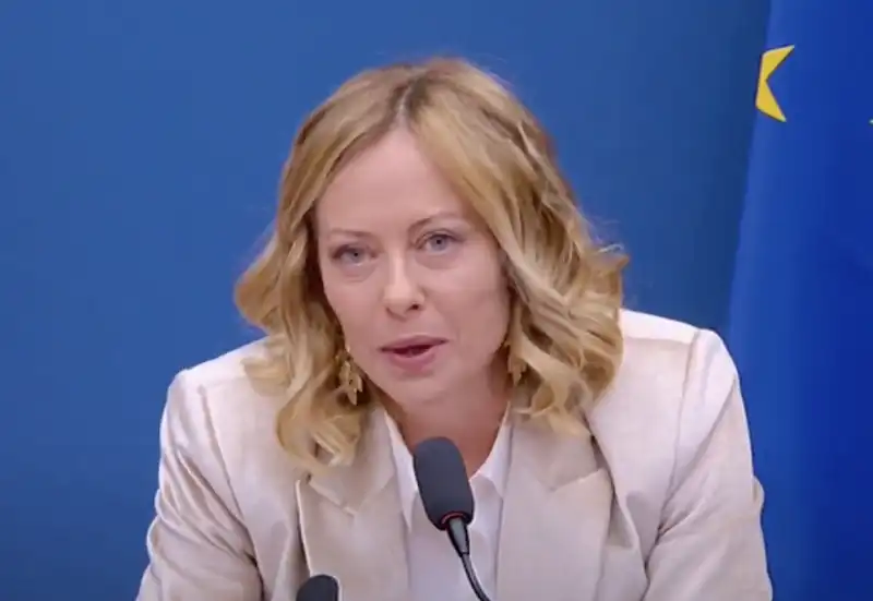 giorgia meloni alla conferenza stampa di fine anno (inizio 2025)   3