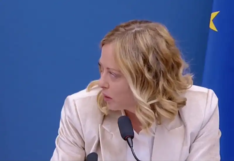 giorgia meloni alla conferenza stampa di fine anno (inizio 2025)   4