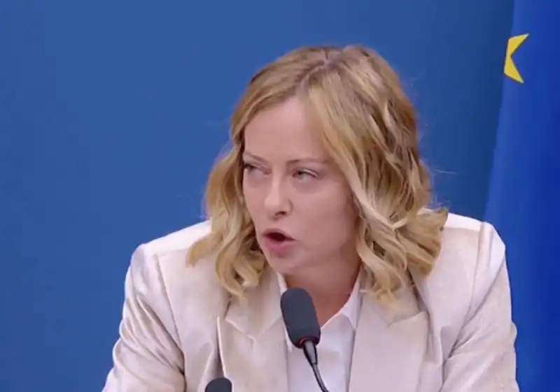 giorgia meloni alla conferenza stampa di fine anno (inizio 2025)   5