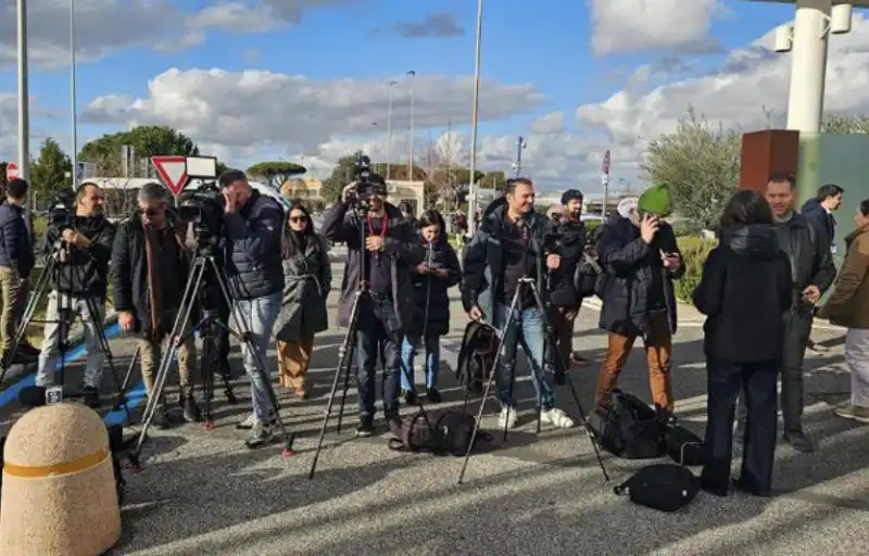 giornalisti in attesa di cecilia sala a ciampino