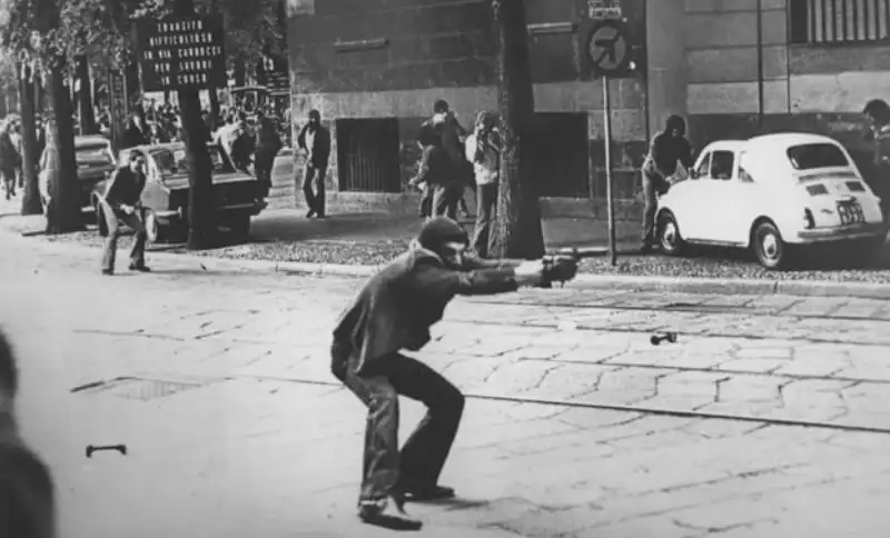 Giuseppe Memeo punta una pistola contro la polizia a Milano, in via De Amicis, 14 maggio 1977 - foto simbolo degli anni di piombo