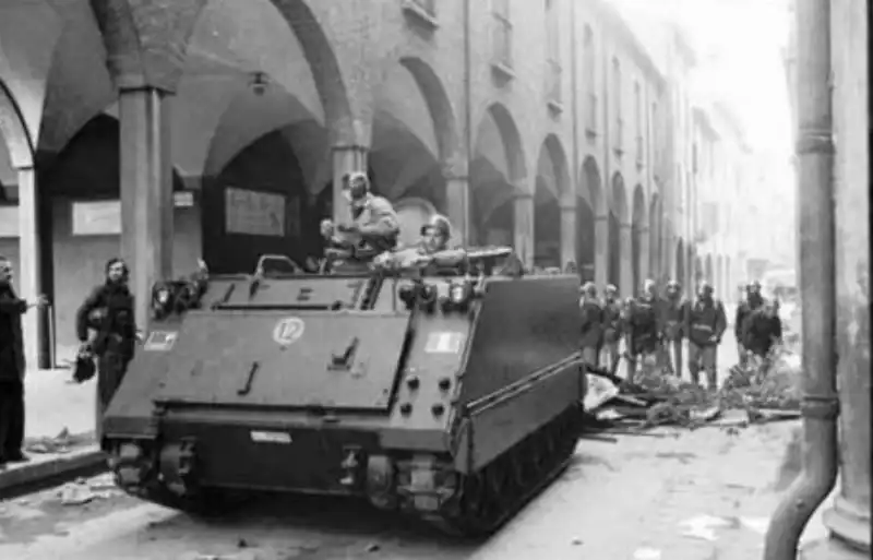 I cingolati nelle strade di Bologna il 13 marzo 1977