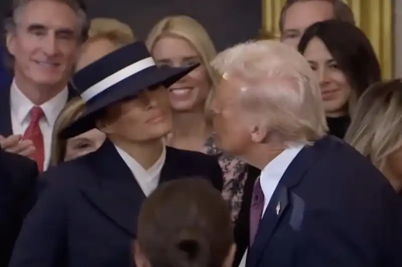 IL BACETTO TRA MELANIA E DONALD TRUMP ALL INAUGURATION DAY 