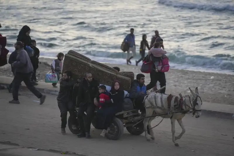 il ritorno a nord degli abitanti della striscia di gaza   foto lapresse   12