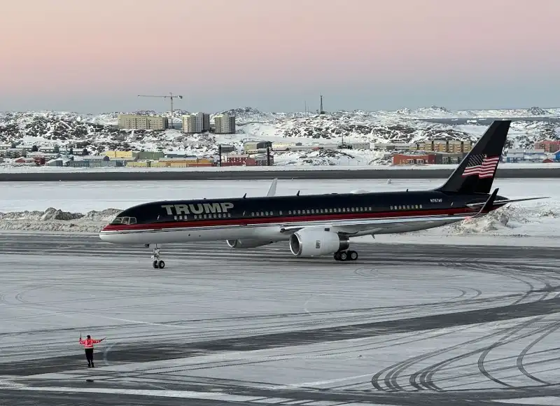 il trump force one atterra a nuuk in groenlandia