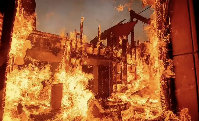 INCENDI A LOS ANGELES