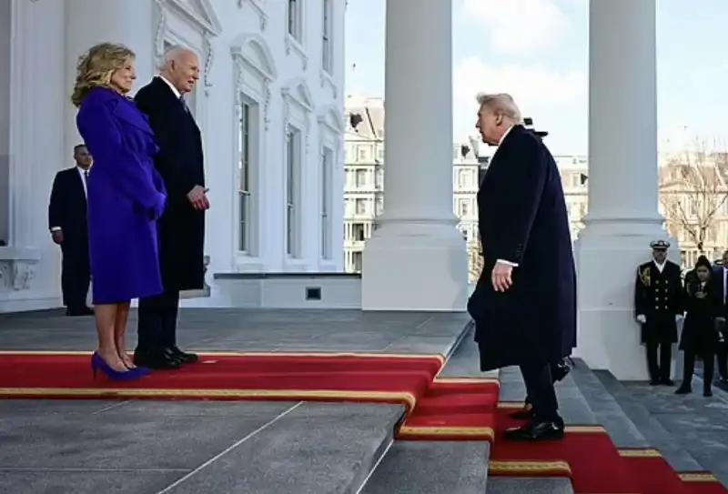 joe e jill biden accolgono donald e melania trump  alla casa bianca     inauguration day    