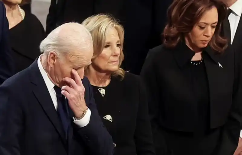 joe e jill biden con kamala harris ai funerali di jimmy carter