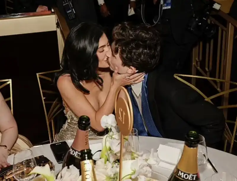 kylie jenner e timothee chalamet   golden globe 2025  1