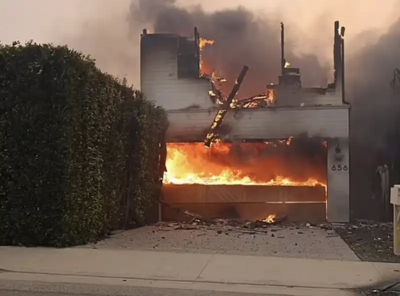 la casa di adam brody e leighton meester distrutta dagli incendi a los angeles 2