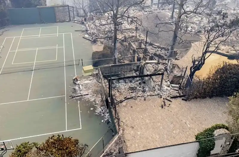 la casa di billy crystal distrutta dagli incendi a los angeles 1