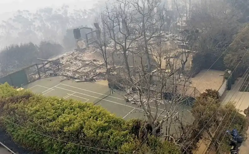 la casa di billy crystal distrutta dagli incendi a los angeles 3