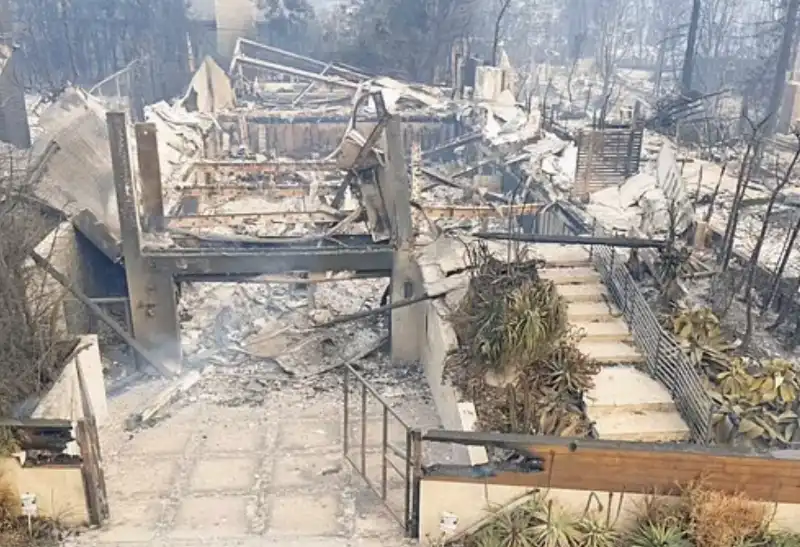 la casa di janthony hopkins distrutta dagli incendi a los angeles 2