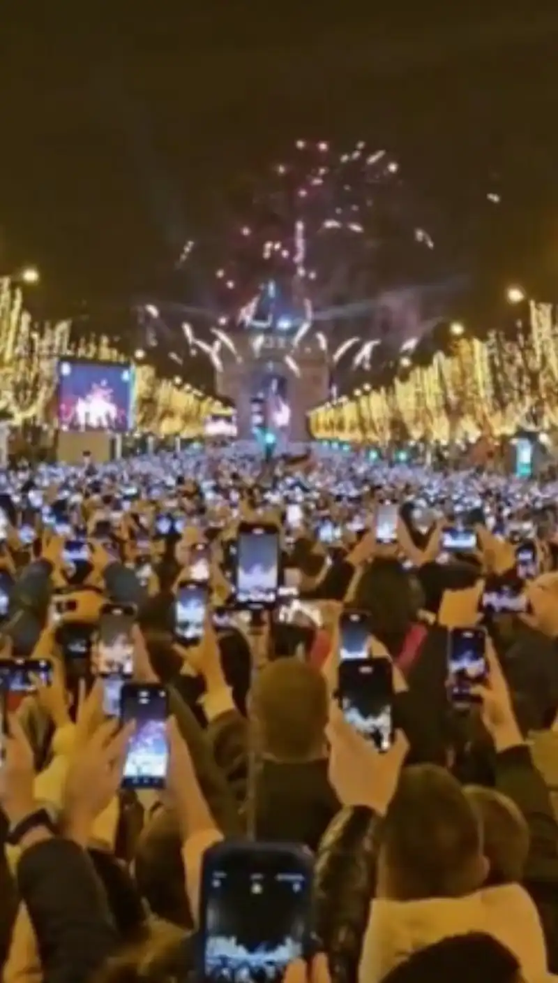 marea di telefonini a mezzanotte sugli champs elysees a parigi 2