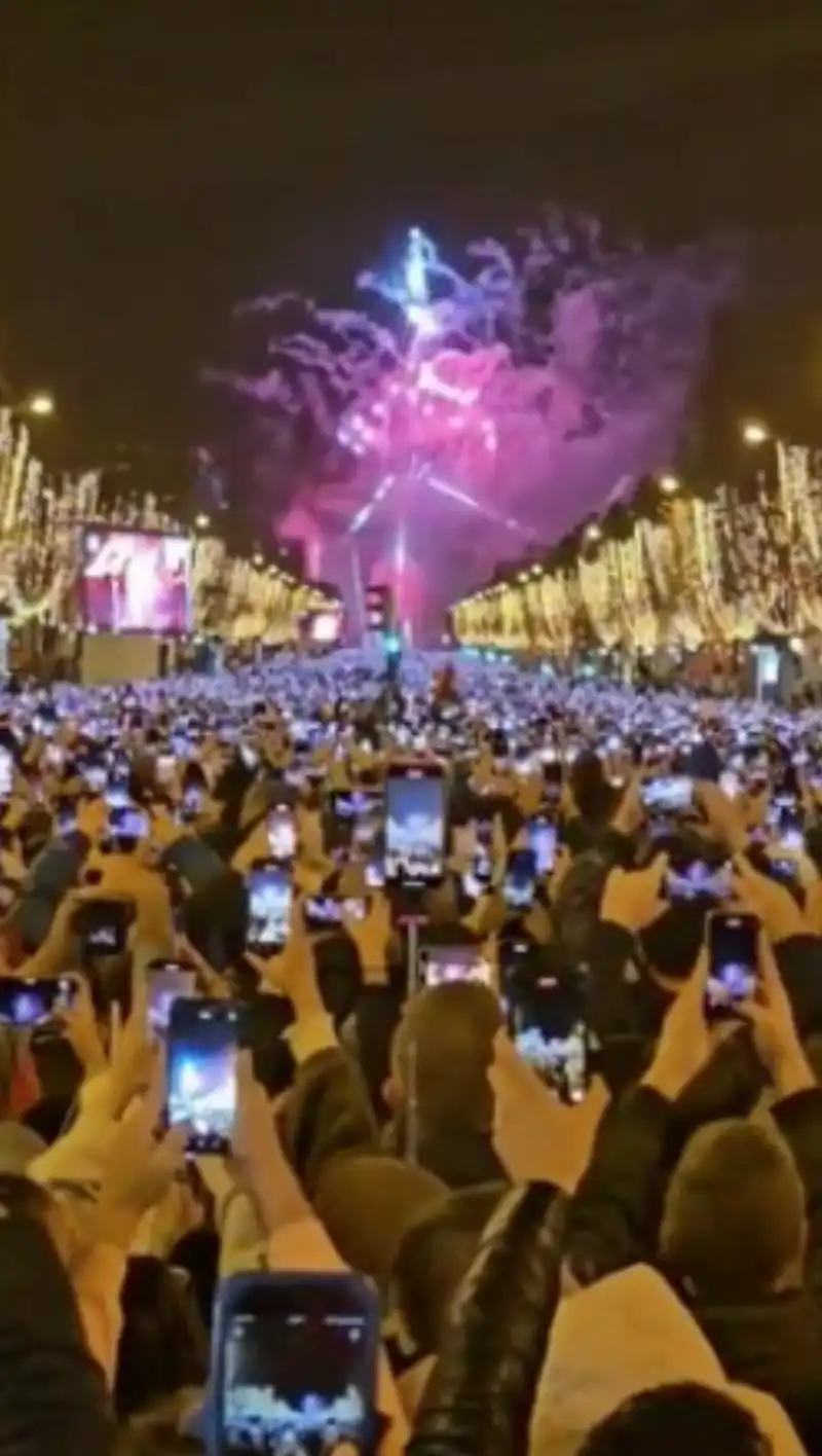 marea di telefonini a mezzanotte sugli champs elysees a parigi 3