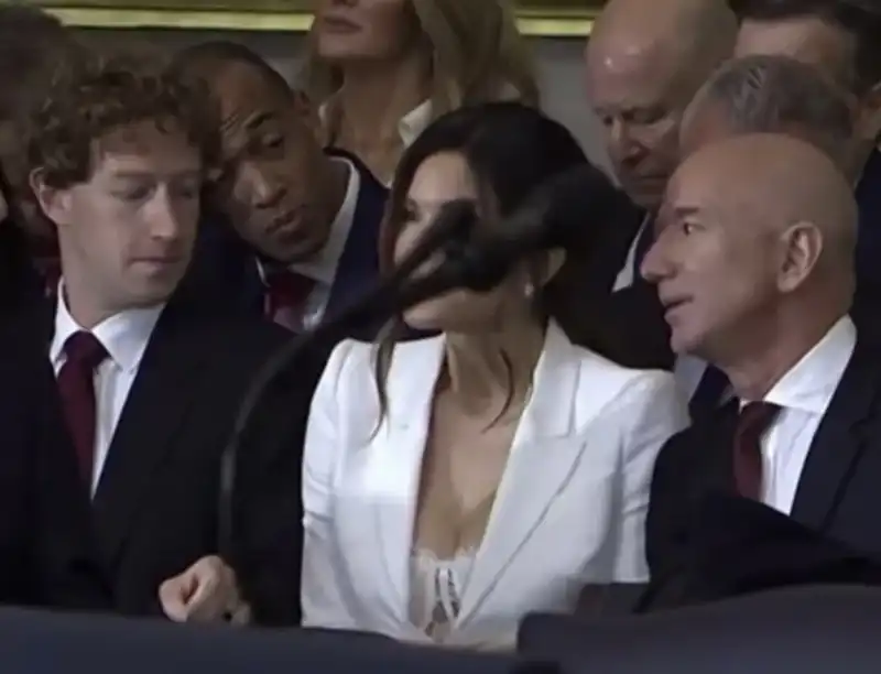 MARK ZUCKERBERG SPIZZA IL DECOLLETE DI LAUREN SANCHEZ 